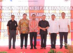 Foto bersama usai melakukan penandatanganan nota kesepahaman