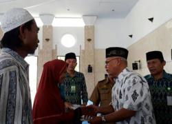 Baznas Kota Bengkulu menyalurkan zakat kepada 40 mustahiq di Masjid At-taqwa