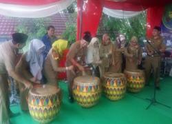 Wakil Walikota Patriana Sosialinda yang diwakili oleh Asisten I Setda Kota Bengkulu Fachriza Razie membuka secara resmi bazar dan pasar rakyat di Lapangan View Tower