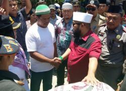 Walikota Bengkulu saat mengunjungi korban banjir Kampung Bahari, Kelurahan Sumber Jaya