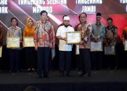 Walikota Bengkulu Helmi Hasan menerima Anugerah Indonesia Attractiveness dari Majalah Tempo, Jumat malam (29/09/2017) di Java Ballroom, The Westin Jakarta
