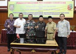 Foto bersama usai Penandatanganan Perjanjian Kerjasama antara Dinsos Provinsi dengan PT. BPD Bengkulu tentang Penggunaan Jasa Layanan Perbankan.